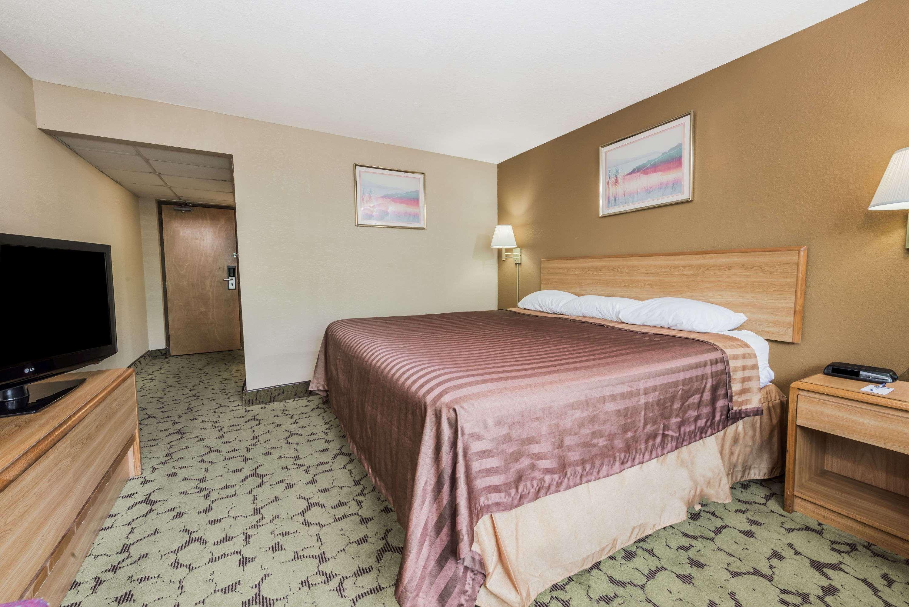 Travelodge By Wyndham Bloomington Exterior photo